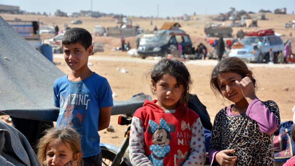 Familias sirias desplazadas que huyeron de las ciudades de Deir Ezzor y Al-Raqqa. YOUSSEF RABIH YOUSSEF