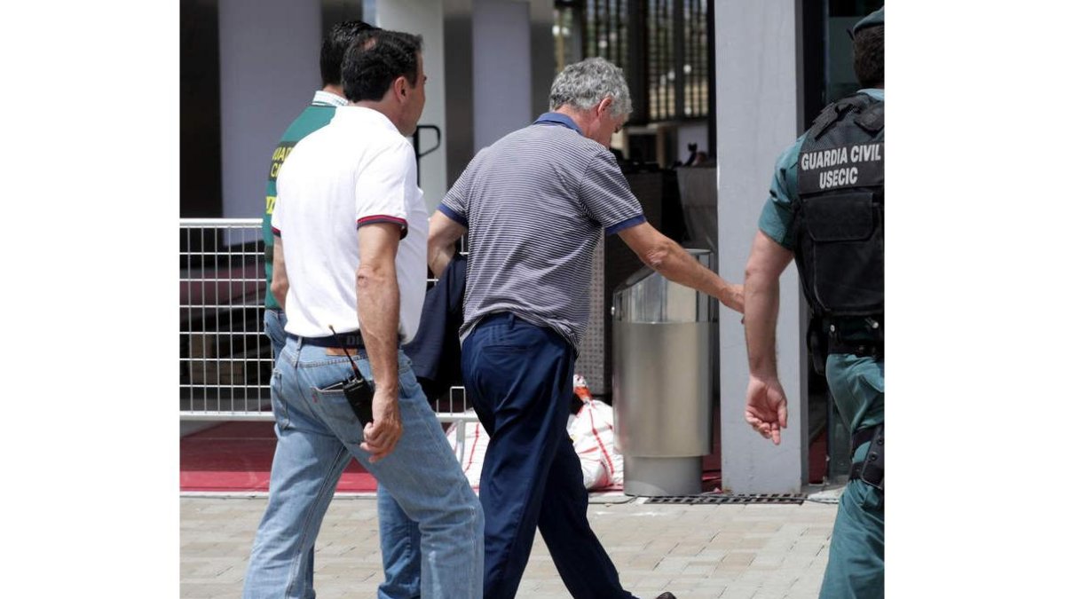 Villar en el momento de ser detenido por la Guardia Civil. ZIPI