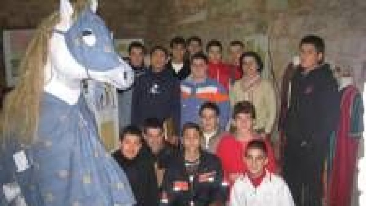 Los alumnos participantes posan con una profesora en la exposición