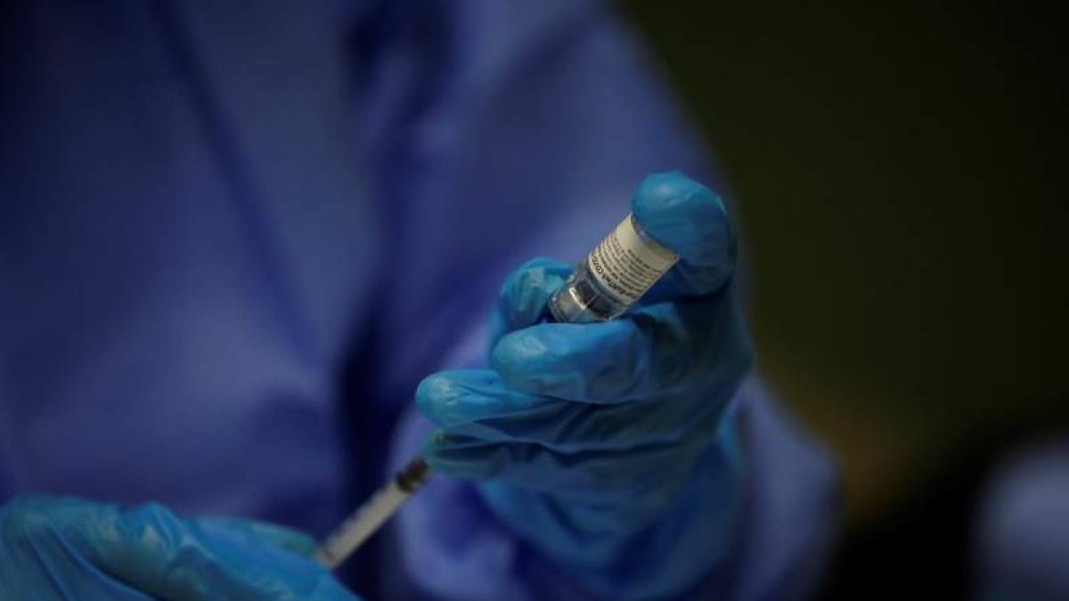 Las autoridades sanitarias instan a ponerse la vacuna de refuerzo. BIENVENIDO VELASCO