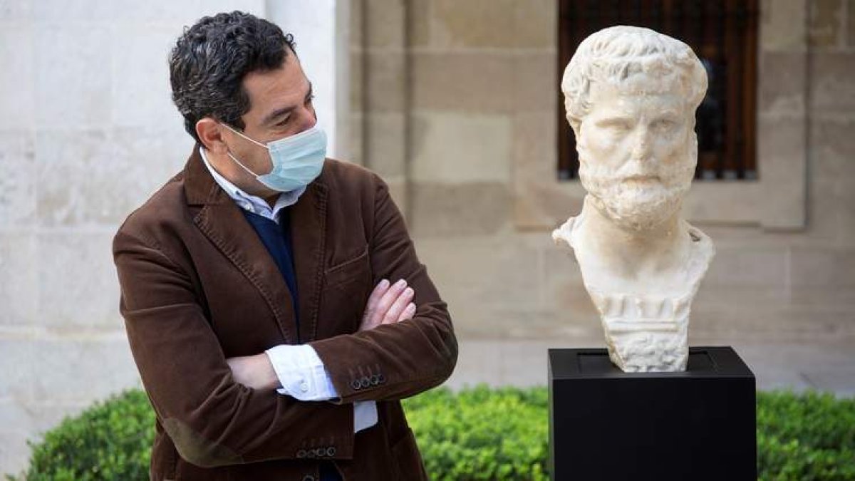 El presidente andaluz posa junto al busto. DANIEL PÉREZ