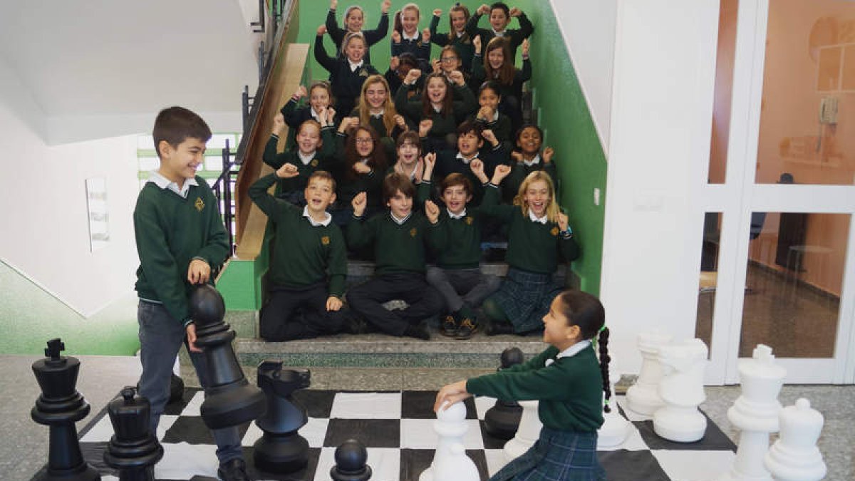 Alumnos del Colegio San Juan de la Cruz, aprendiendo sobre el tablero. DL