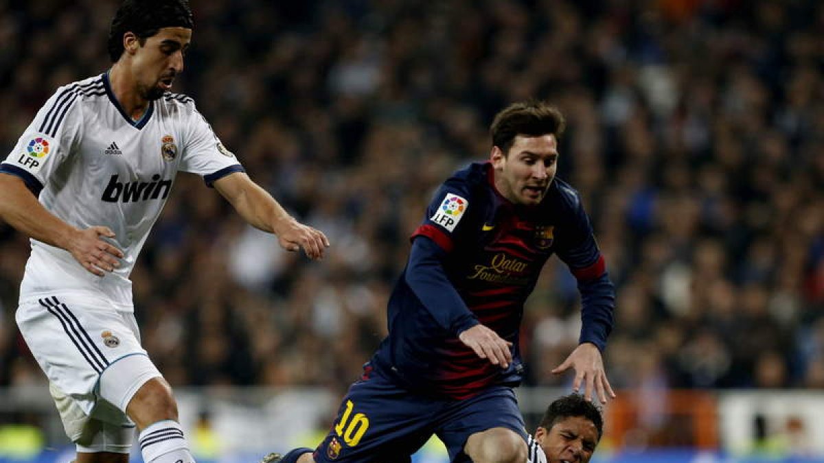 Khedira y Varane, el mejor del partido, roban el balón a Messi, que no estuvo fino en el primer clásico de esta Copa del Rey.