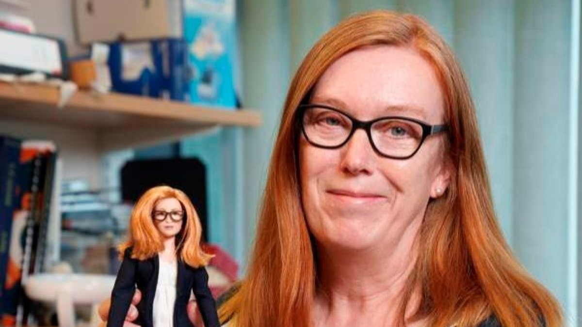 La profesora Dame Sarah Gilbert posa con su muñeca Barbie. ANDY PARADISE HANDOUT