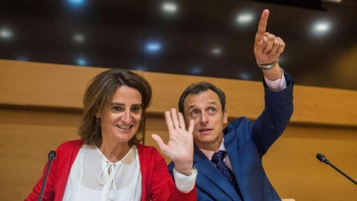 Teresa Ribera y Pedro Duque saludan en una imagen de archivo