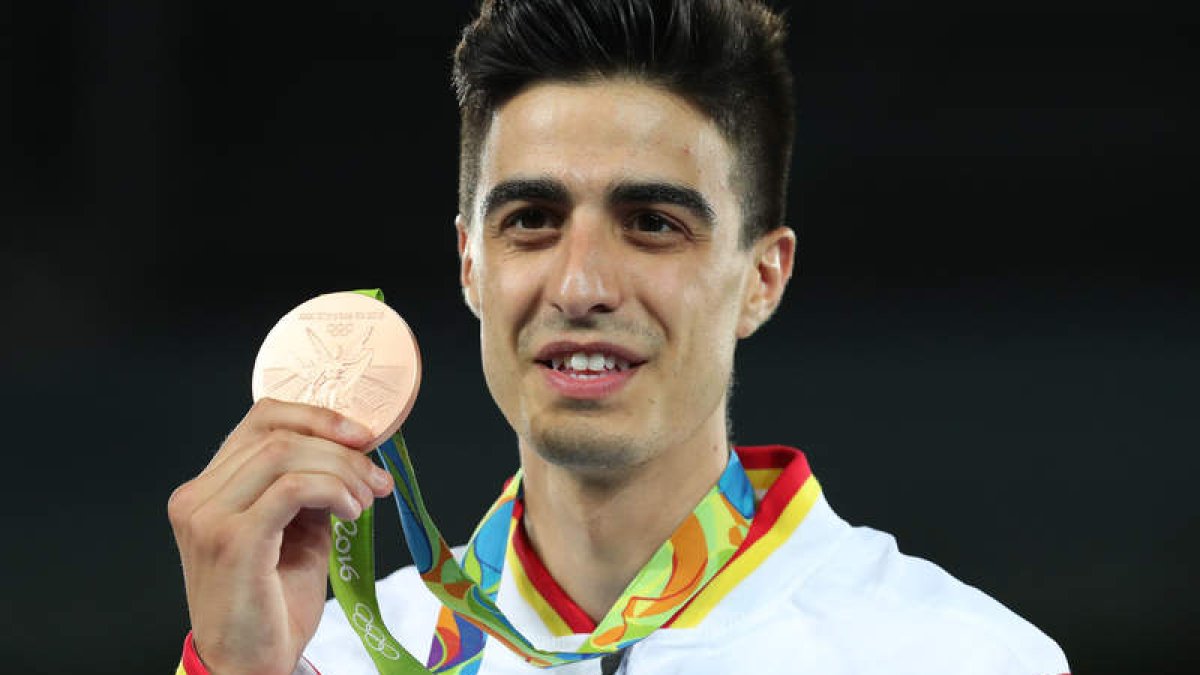 Joel González posa en el podio con la medalla de bronce. TATYANA ZENKOVICH