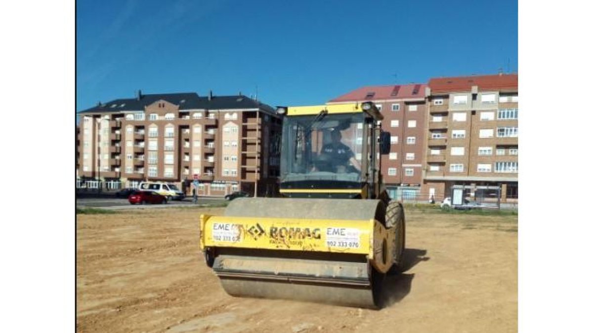 Una máquina, en los trabajos de adecuación donde se celebrarán las fiestas de La Palomera