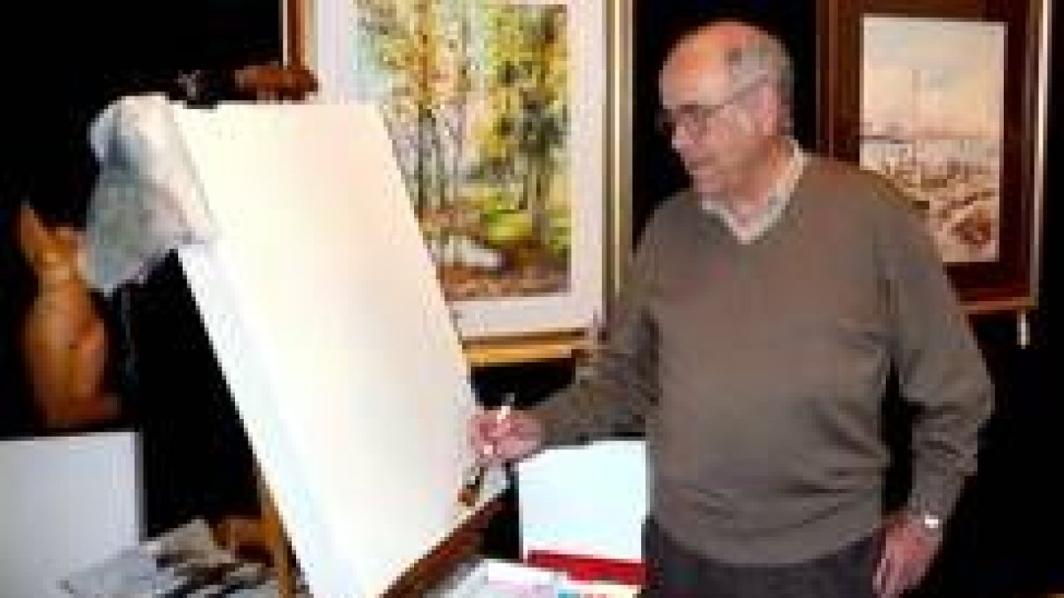 Francisco Noblejas ante un lienzo en blanco