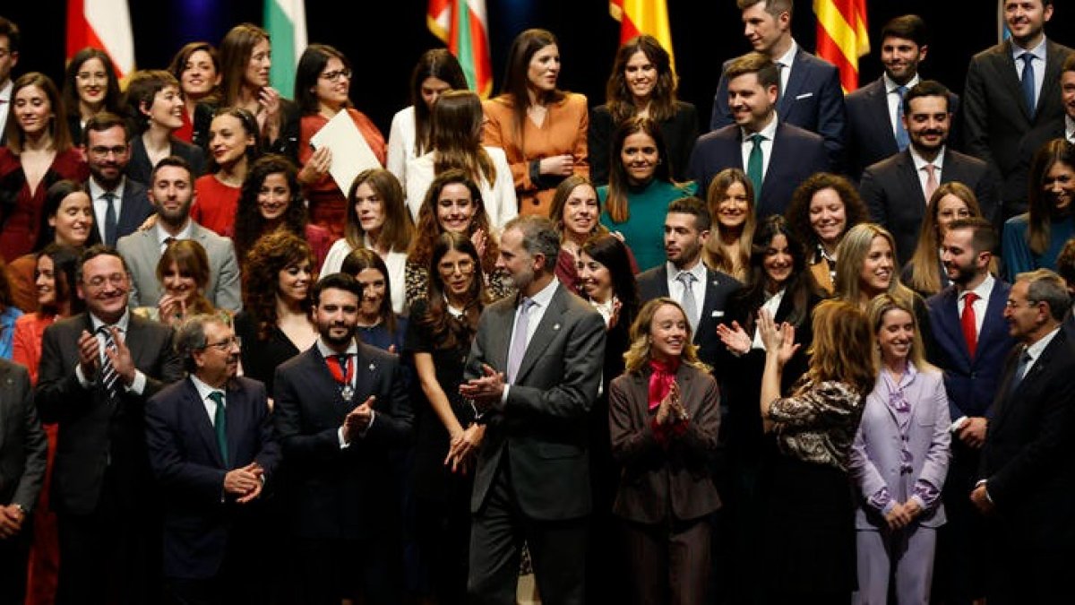 El Rey presidió la entrega de los despachos a los nuevos jueces en Barcelona. TONI ALBIR