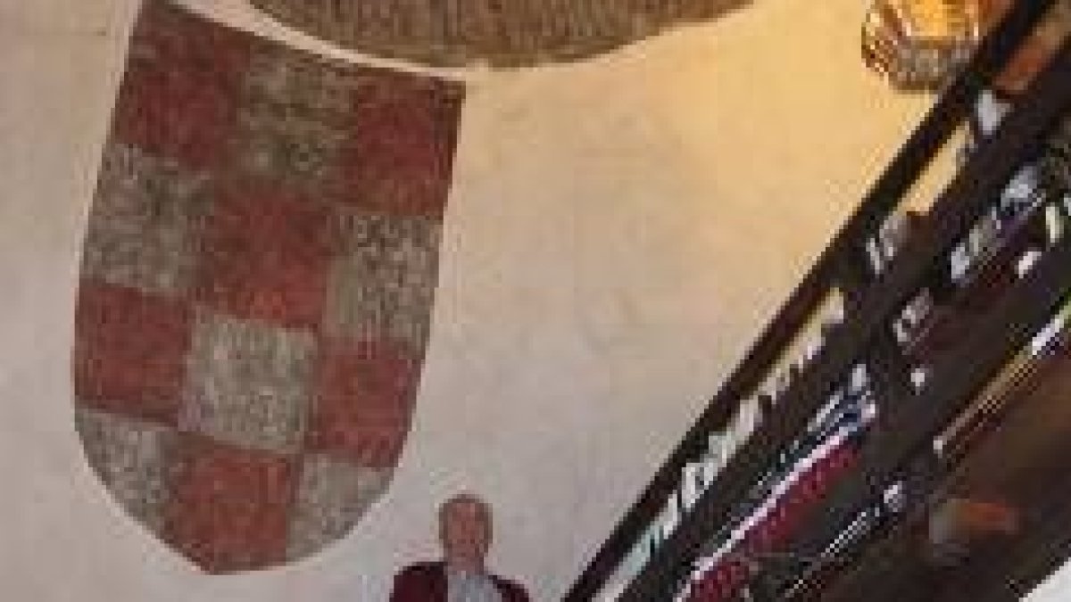 Felipe Pérez Pollán posa en el castillo que habilitó hace veinticuatro años como vivienda