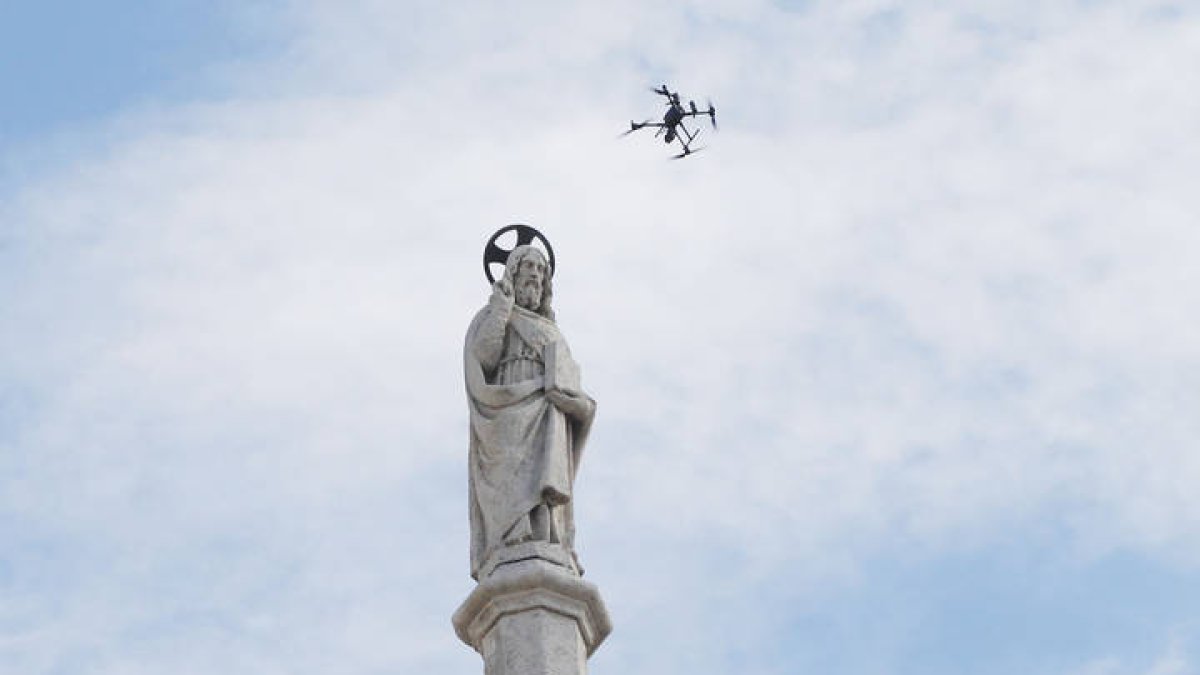 Un dron sobrevuela la Catedral de León. MARCIANO PÉREZ