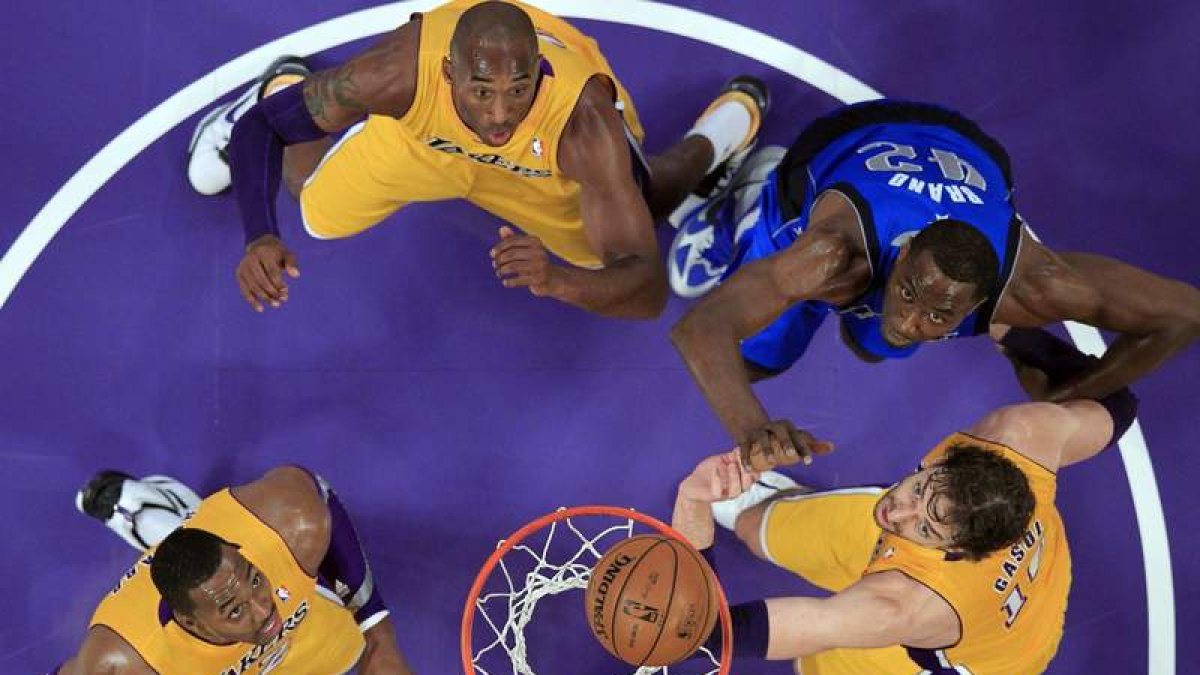 Howard, Bryant y Pau Gasol, junto a Elton Brand, de los Dallas Mavericks.