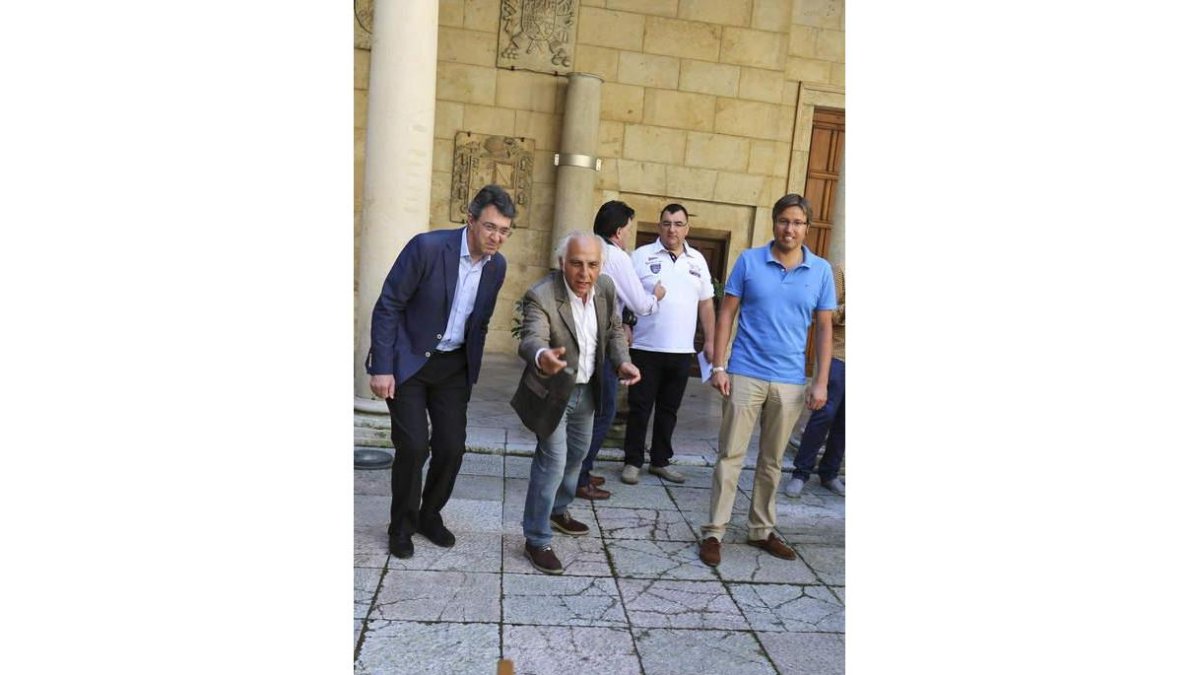 Del Egido juega a la rana en presencia de Majo y Orejas. SARA CAMPOS