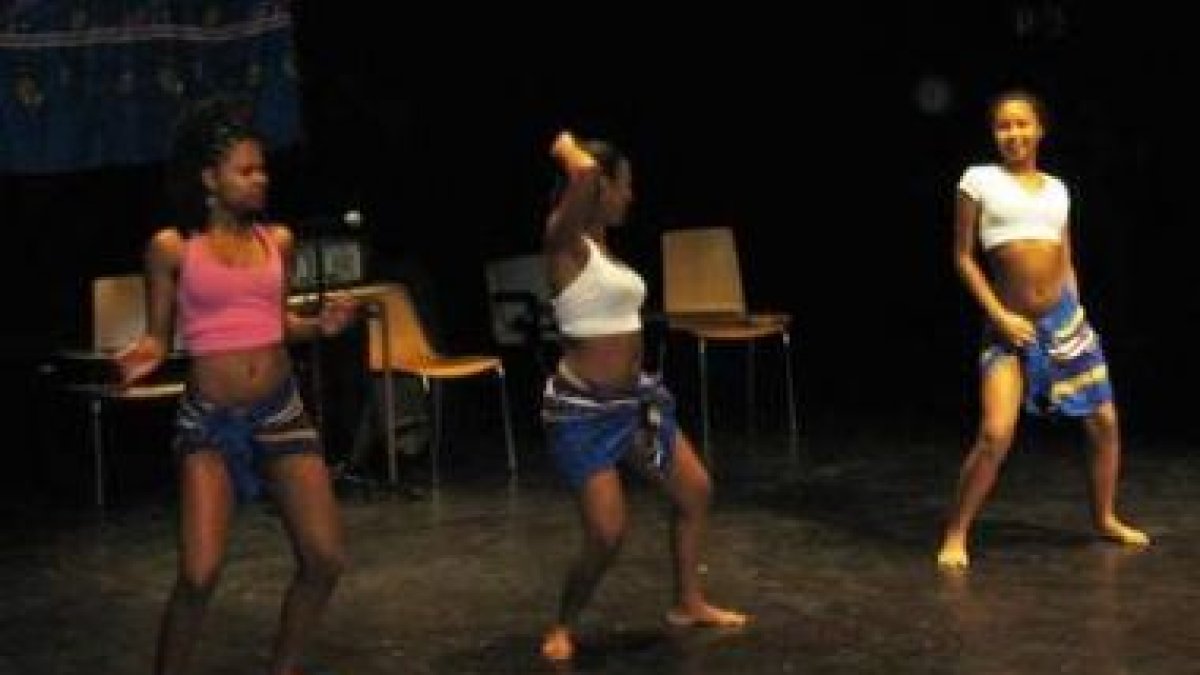 La comunidad caboverdiana tuvo ayer una animada velada en el teatro de Bembibre.
