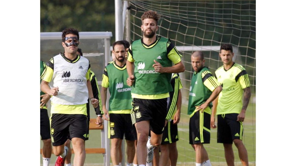 Cesc y Piqué, en primer plano, durante el entrenamiento de la selección, ayer en Minsk.