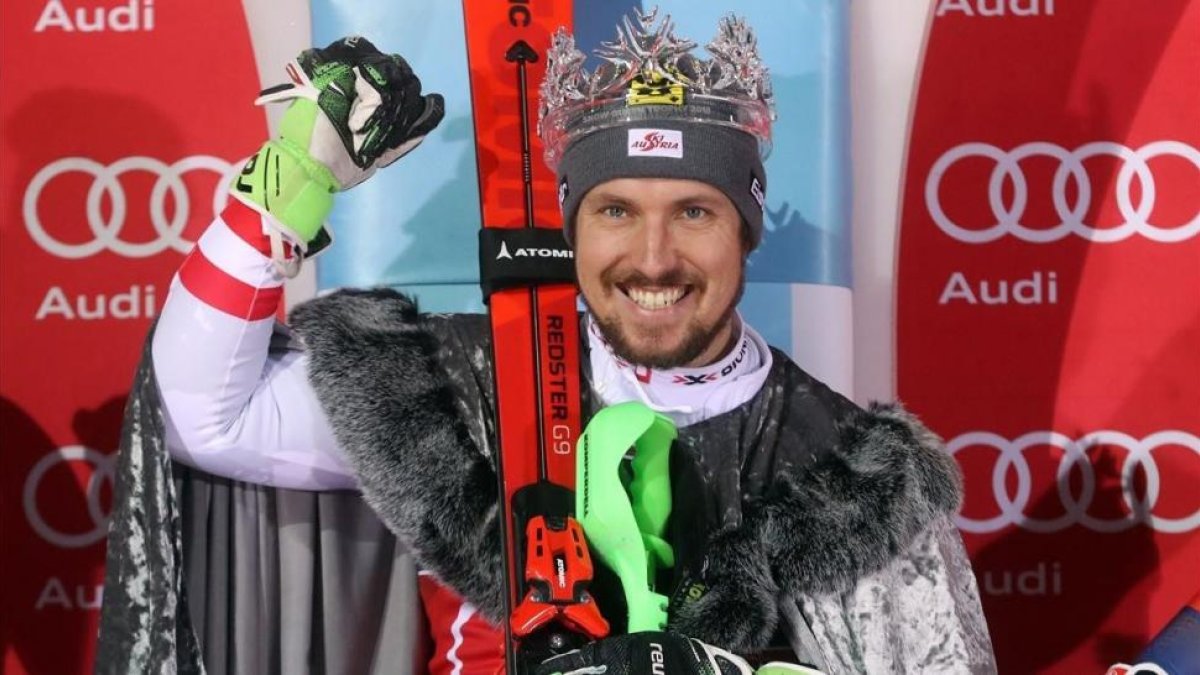 Marcel Hirscher, contento en el podio de Zagreb.