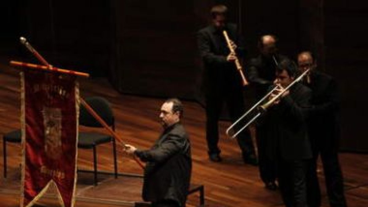 Los Ministriles de Marsias, entrando al escenario del Auditorio Ciudad de León.