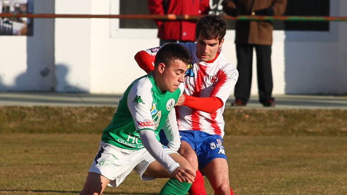Diego se lleva el balón durante el derbi entre el Astorga y el Bembibre.