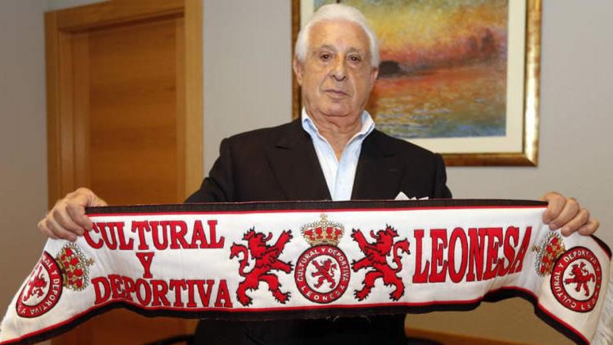 Raúl Álvarez posa con la bufanda del club al que dio sus mejores años futbolísticos y con el que disfrutó de la única presencia del club leonés en Primera División. MARCIANO