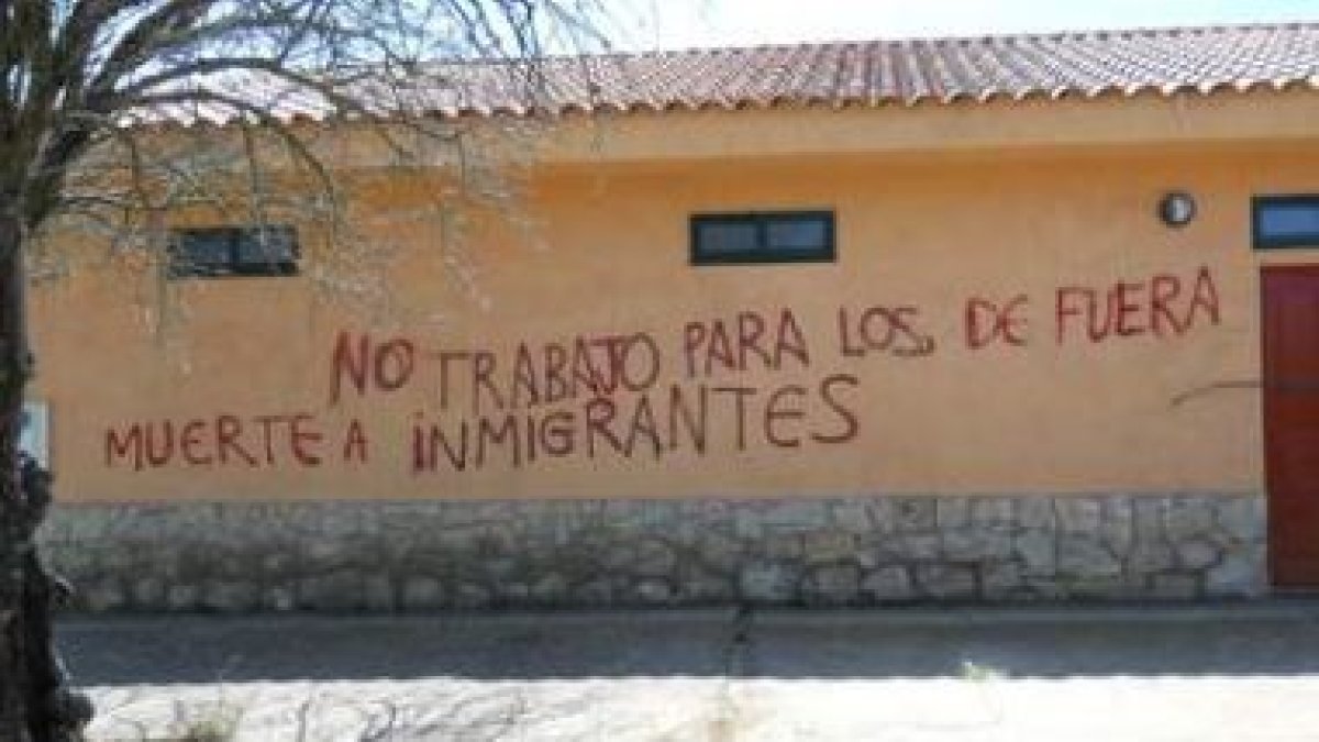 Una de las pintadas aparecida ayer en las piscinas municipales.
