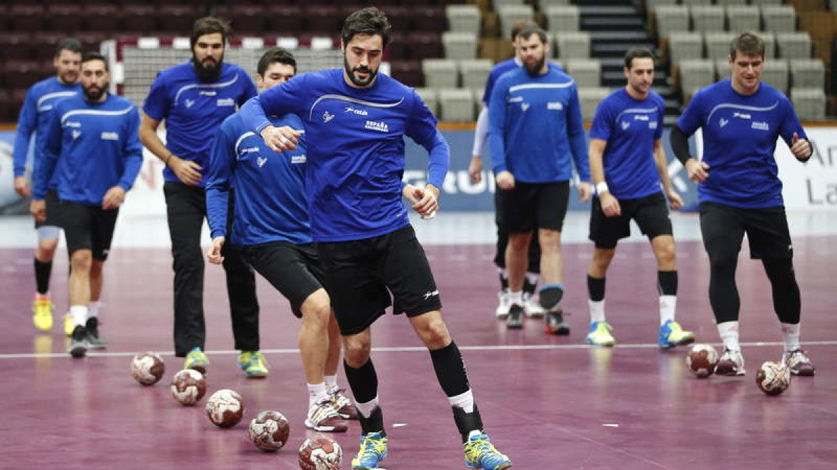 Los jugadores españolas durante el entrenamiento de ayer en Doha.