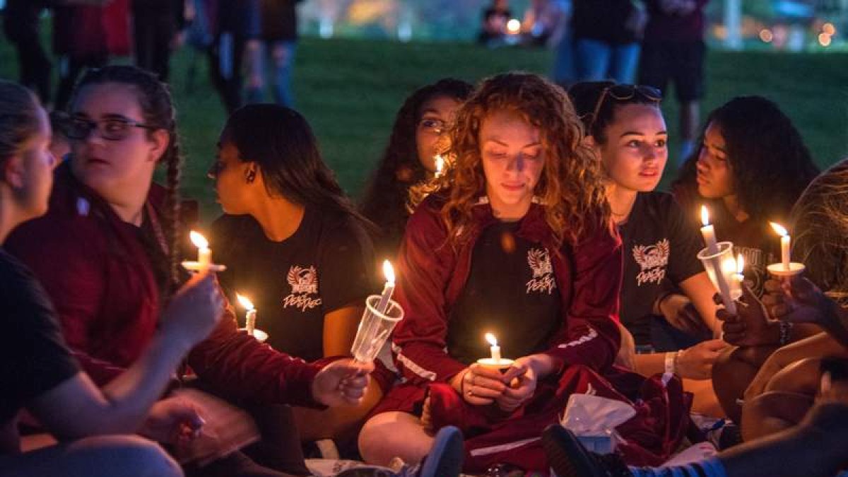Vigila en recuerdo de las 17 víctimas mortales de la matanza de la semana pasada en Florida. G. VIERA