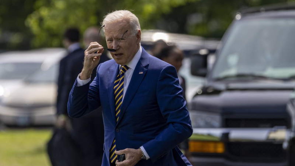 Biden baja del helicóptero en los jardines de la Casa Blanca. TASOS KATOPODIS