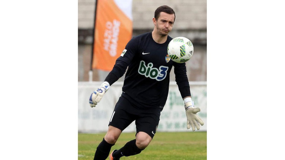 Dinu jugó ante el Fuenlabrada el que puede haber sido su último partido como deportivista. G. BREA