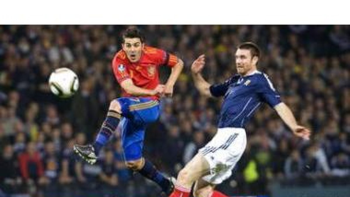 El delantero español David Villa, que igualó el récord goleador de Raúl