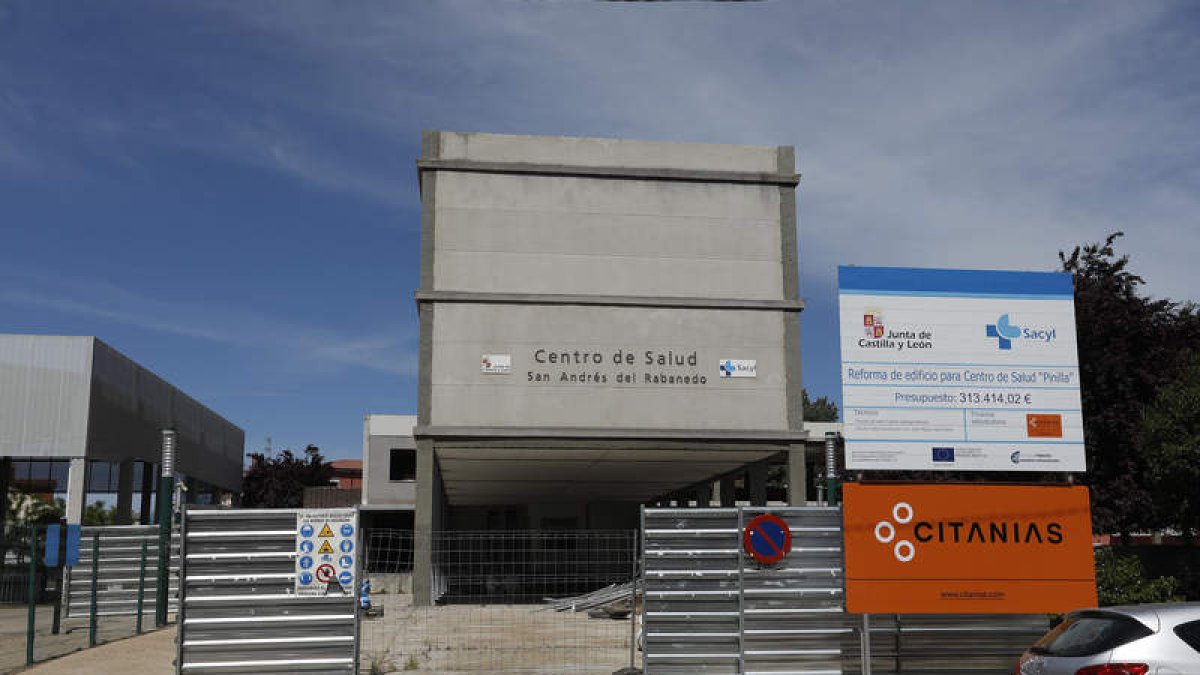 Estado actual de la obra del centro de salud que atiende al barrio de Pinilla. FERNANDO OTERO