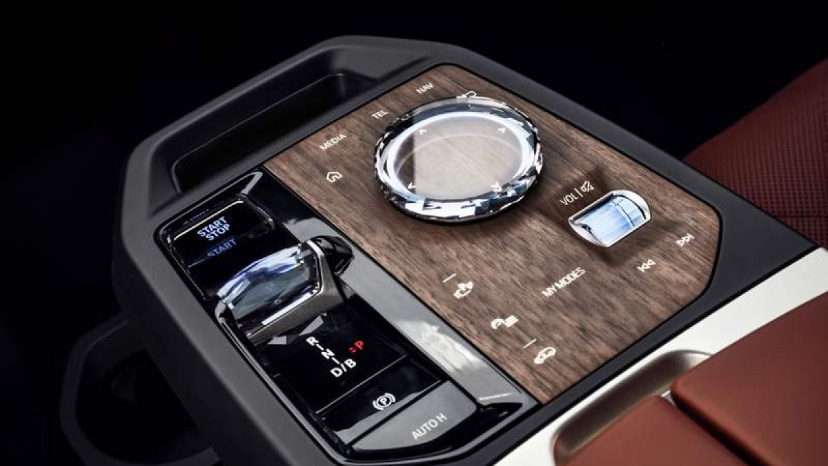 ‘Potentes’ dimensiones exteriores, inspiradas en los grandes de la Bayerische (X5, X6 y X7), que también se traducen en una generosa habitabilidad interior. BMW