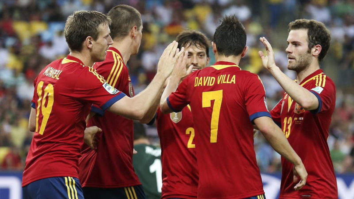 Entre Villa, que celebra uno de sus goles, y Fernando Torres a su lado, hicieron siete goles al débil equipo tahitiano.