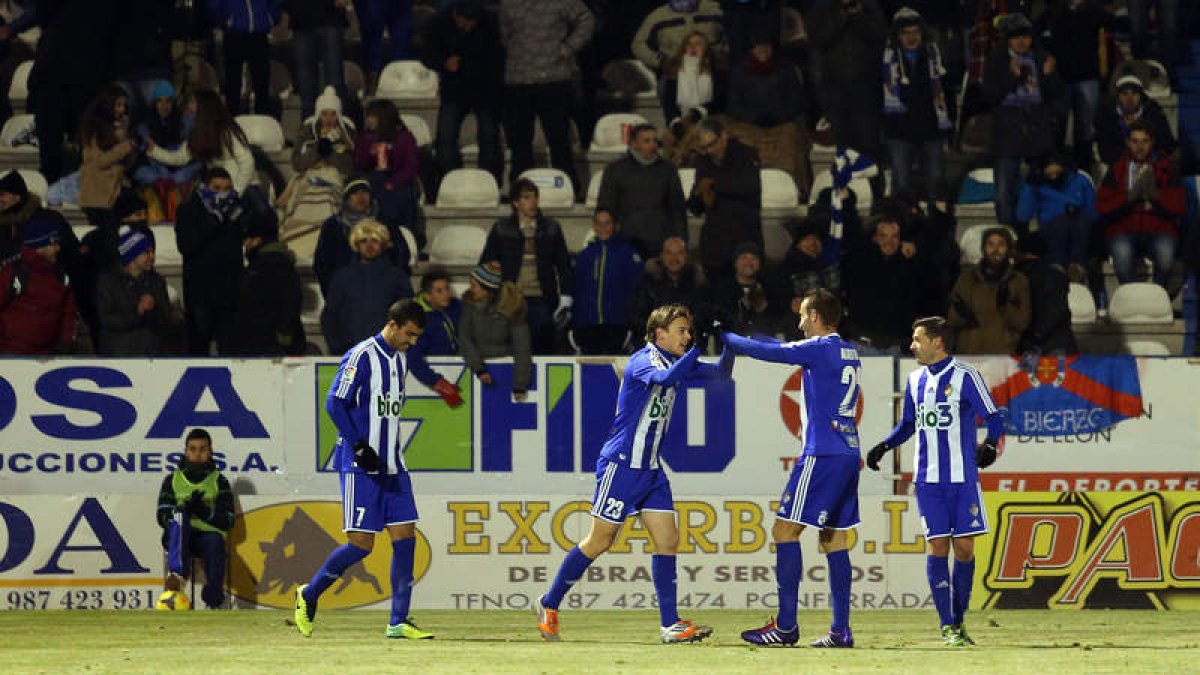 El segundo gol berciano supuso la alegría de un equipo que llevaba dos derrotas seguidas en casa y que veía cómo después de ir por debajo en el marcador, remontaba para hacerse acreedor de los tres puntos.