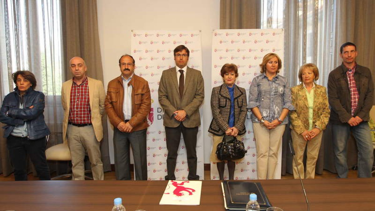 Orejas, en el centro, junto a los presidentes de los siete clubes.