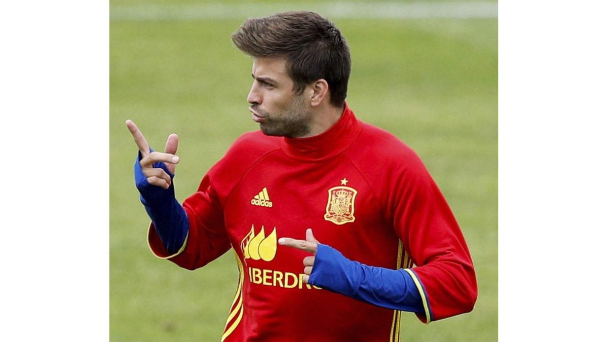 Gerard Piqué durante el entrenamiento de ayer de la selección española. JUANJO MARTÍN