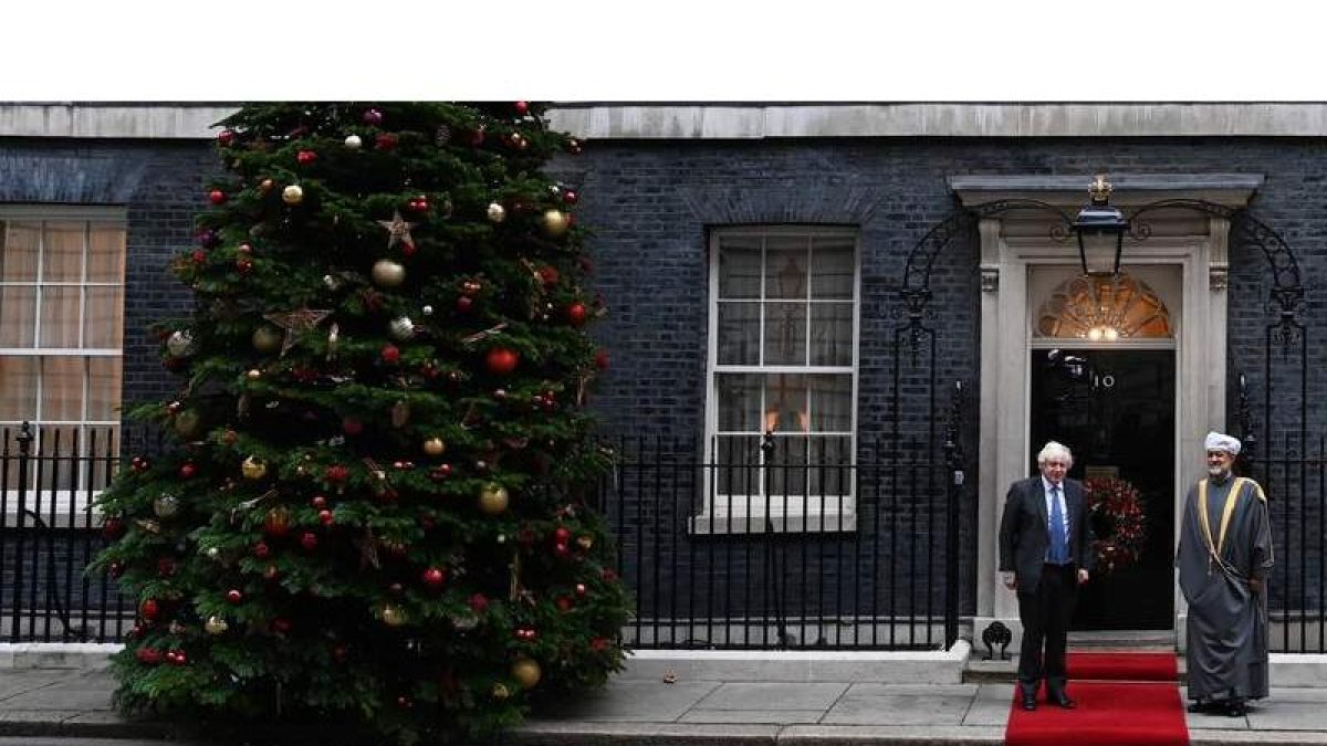 Johnson y el emir de Omán, ayer en el 10 de Downing street. F. ARRIZABALAGA