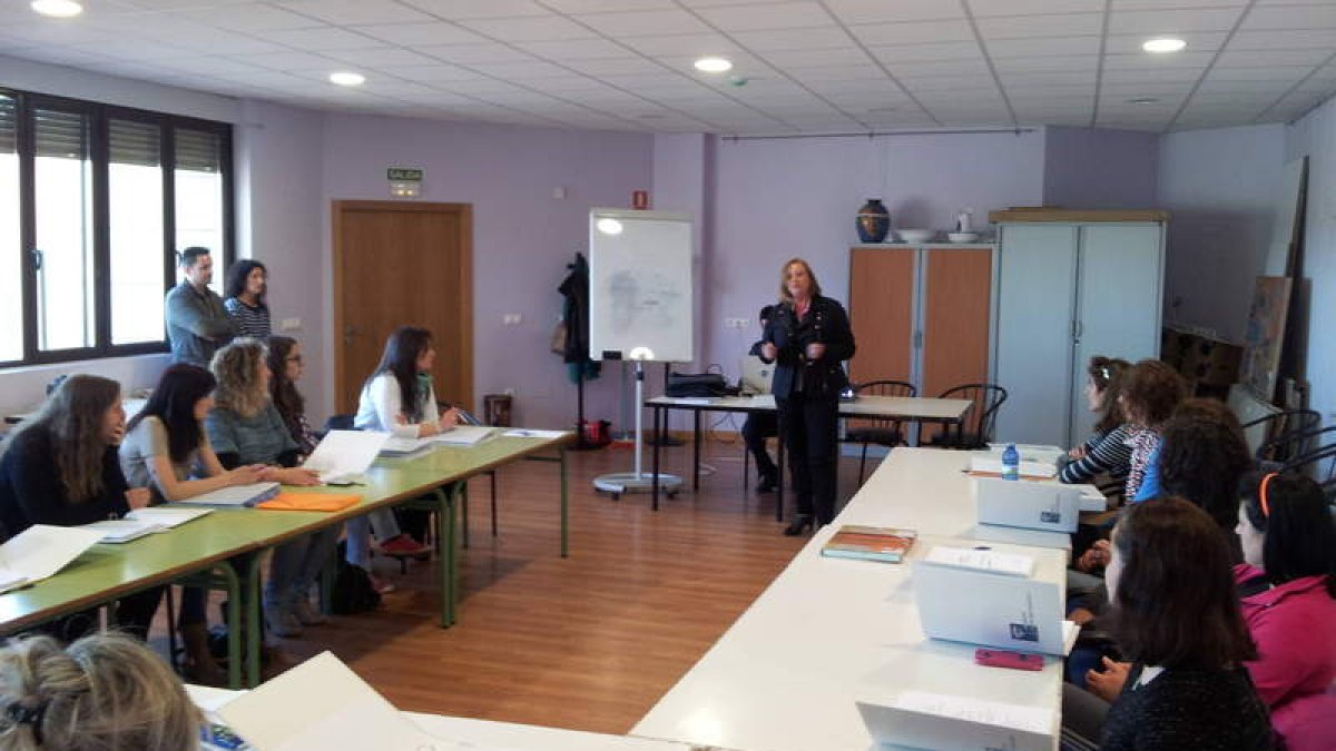 Carmen Oláiz inauguró el curso de inserción laboral.