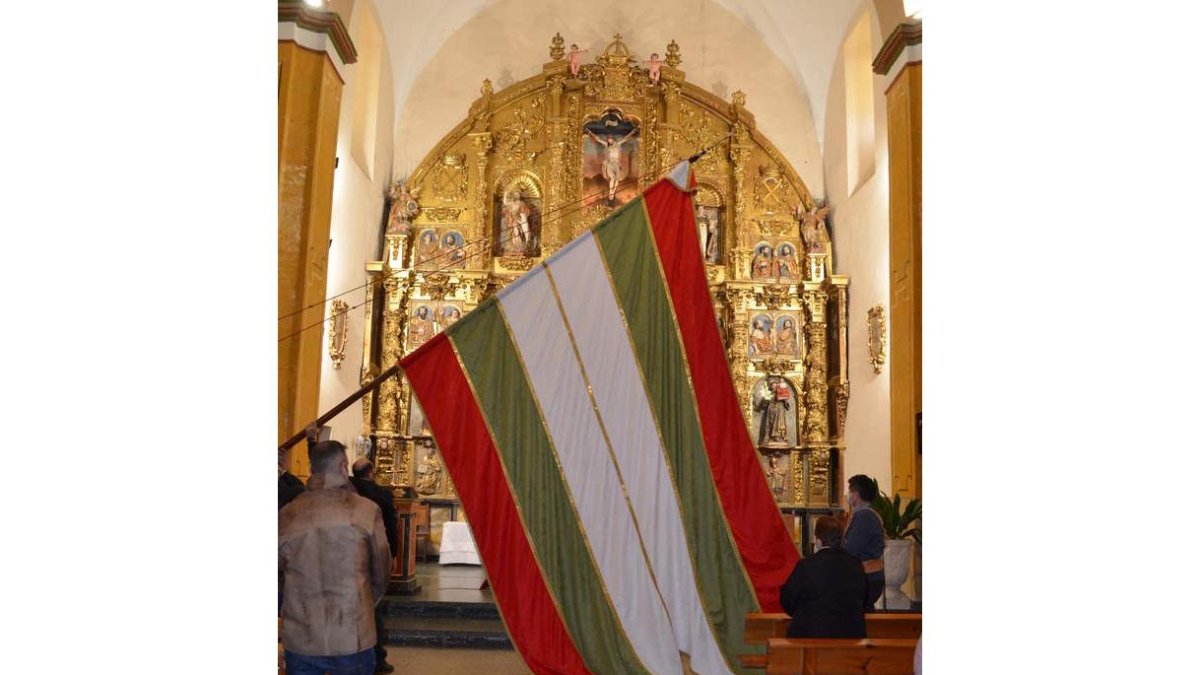 El pendón fue bendecido el domingo en la iglesia del pueblo. MEDINA