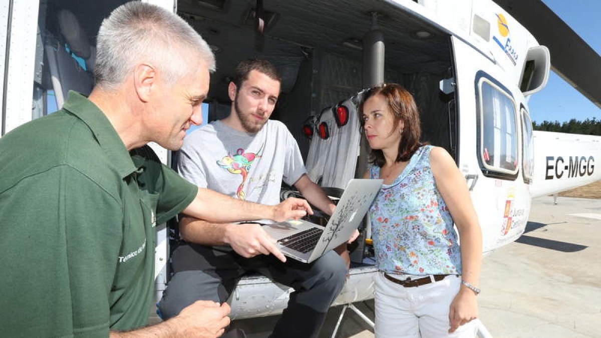 Jose Carlos García en el helicóptero junto a César Pascual y Flor Álvarez. L. DE LA MATA