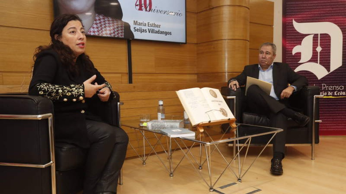 Esther Seijas Villadangos, durante el encuentro con Joaquín S. Torné. RAMIRO