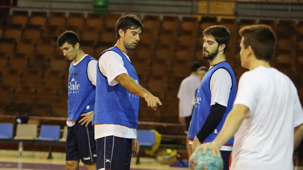 Jorge García Vega, en el centro, conversa con el también central Juan Castro en un entrenamiento del Ademar.
