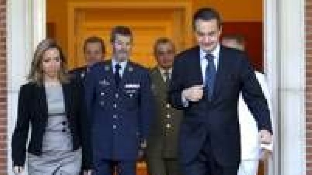 La ministra Chacón y el presidente Zapatero, con la nueva cúpula militar en La Moncloa