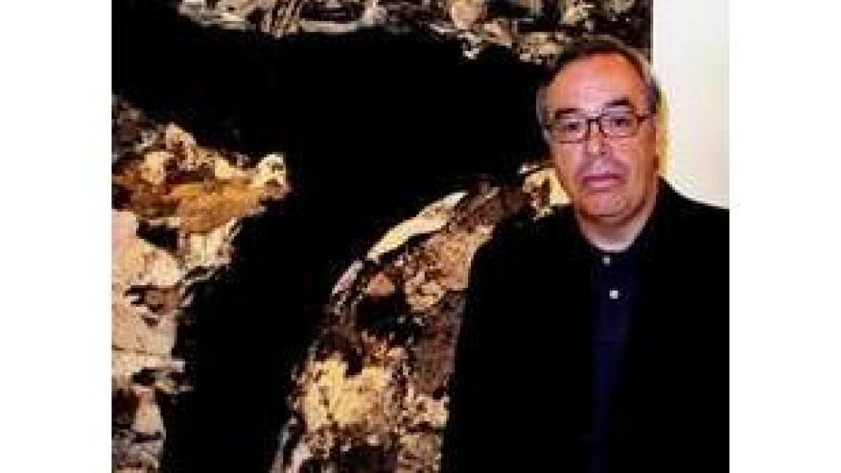 El artista Andrés Alén posa junto a una de sus obras