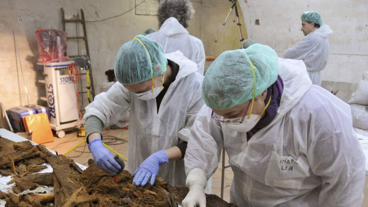 Dos antropólogas diseccionan los restos encontrados.