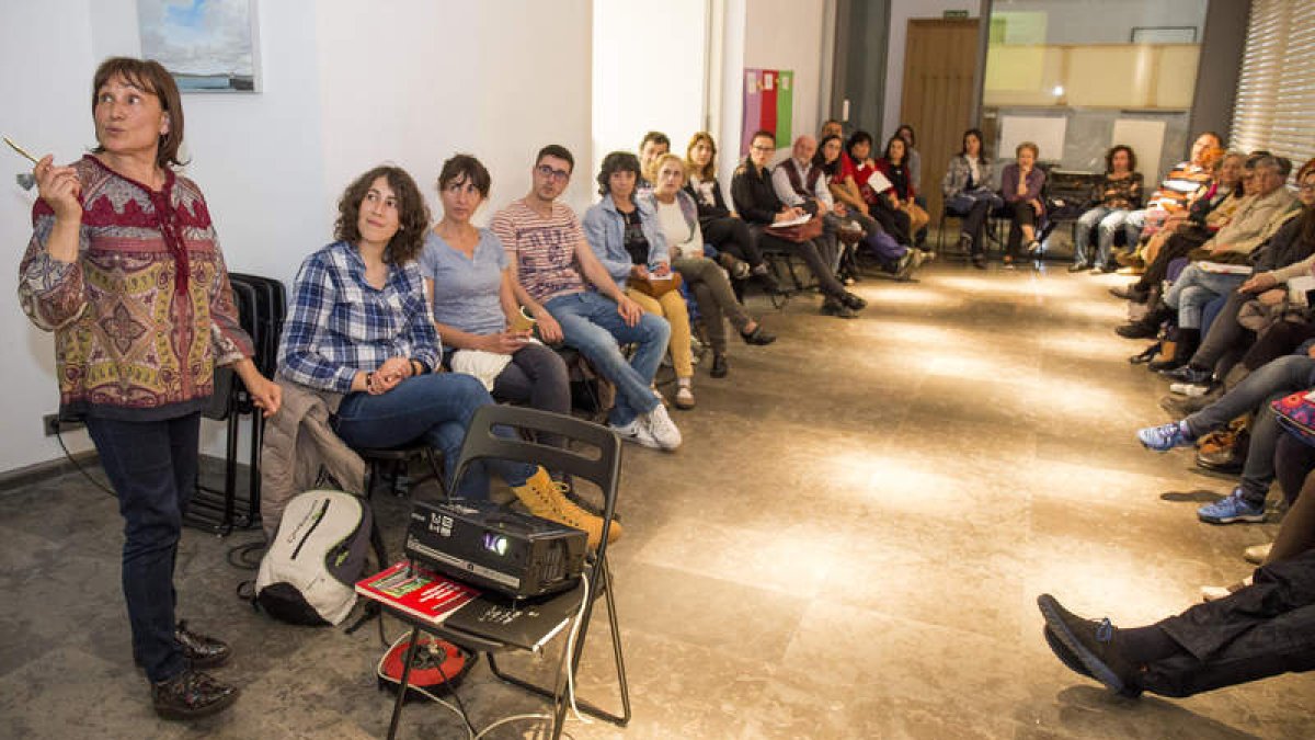 Pepi Díaz Villaverde, izquierda, expuso la experiencia cooperativa en Sierra Pambley. F. OTERO PERANDONES