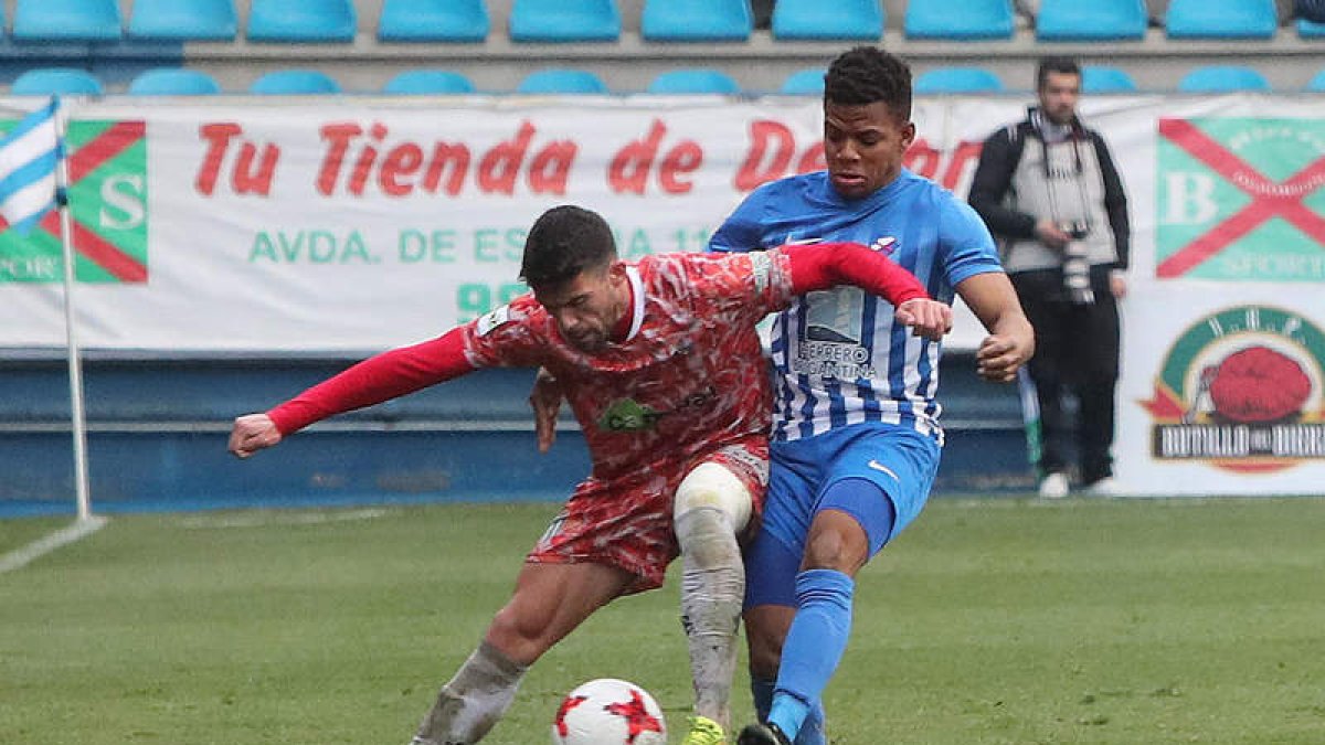 Matthieu debutó en casa en el partido ante el Guijuelo tras haber intervenido en otros fuera. BARREDO