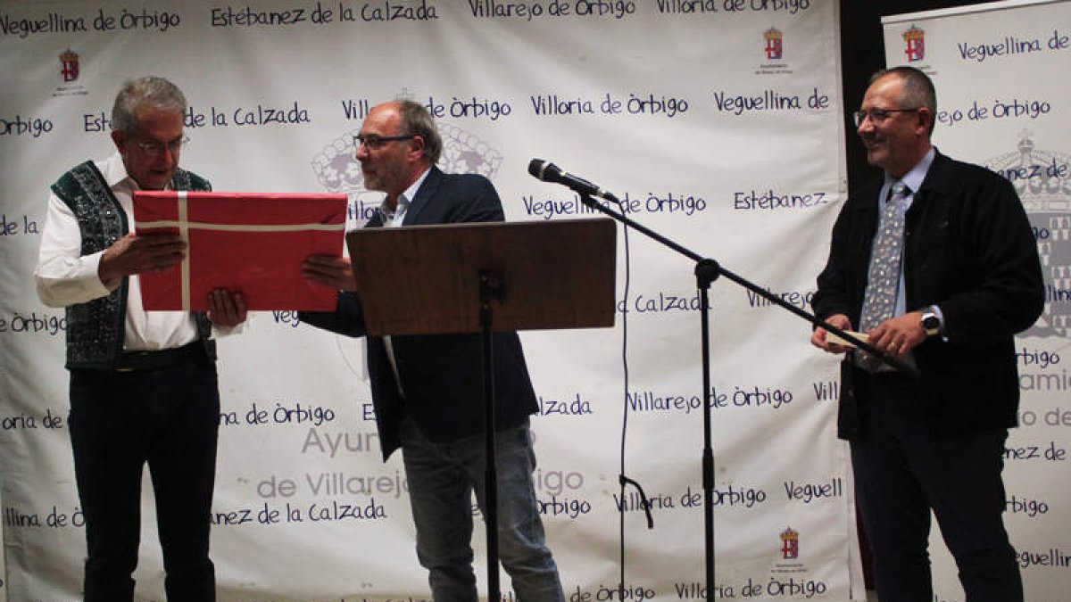 El homenajeado recibió un regalo del Ayuntamiento. SERGIO