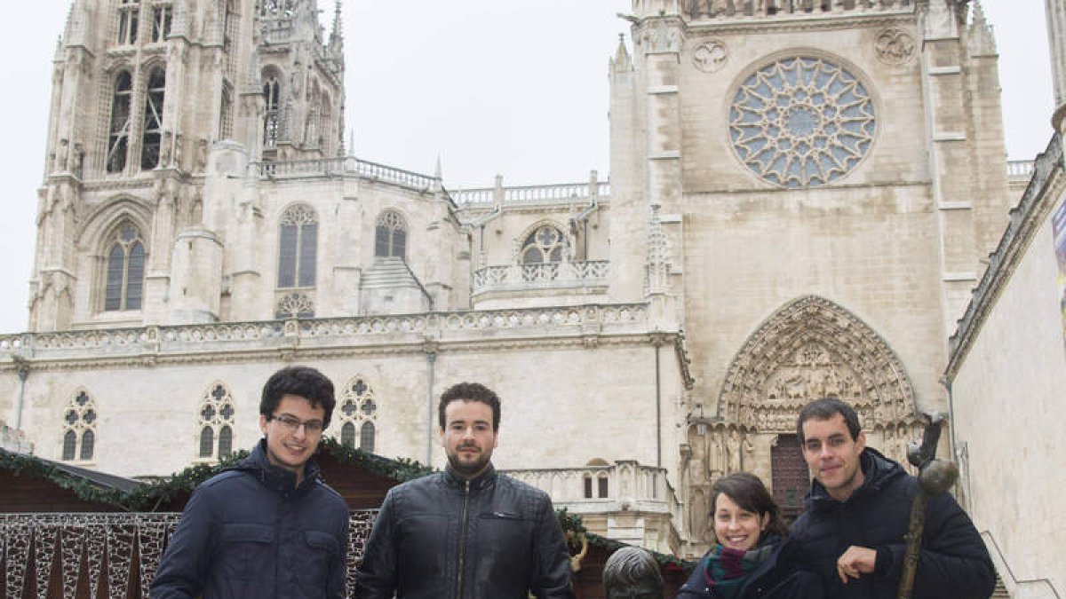Javier Sierra, Adrián Lara, Miriam López y Diego Fernández-Lomana, ante la catedral de Burgos.