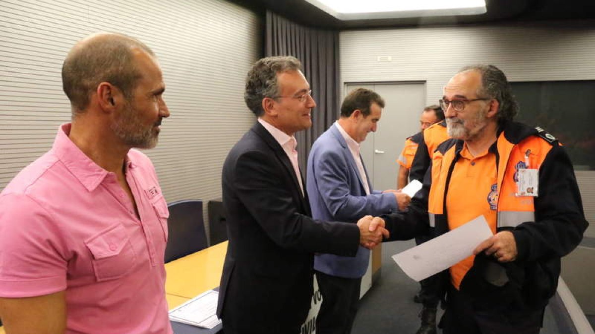 Salguero entregó ayer los diplomas a los voluntarios. DL