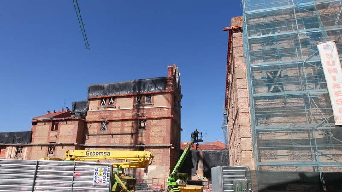 El edificio permanece apuntalado mientras continúan las obras de rehabilitación.